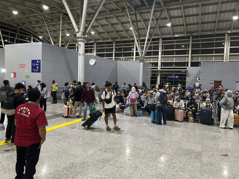 KAI Lakukan Berhenti Luar Biasa Selama 3 Hari, Penumpang Padati Stasiun Jatinegara