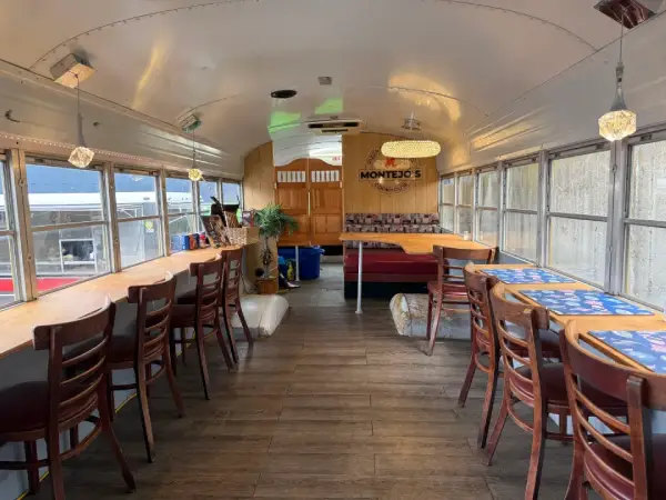 Makan Pizza Rasa Rumahan? Di Kuba Ada Restoran dari Bus Sekolah Bekas