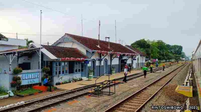 Stasiun Blimbing: Memiliki Dua Bangunan Stasiun, Namun Beda Perusahaan Stasiun Blimbing: Memiliki Dua Bangunan Stasiun, Namun Beda Perusahaan