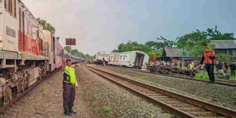 Anjlok Terus Berulang, Pemerintah Mewajibkan KAI untuk Lakukan Audit Para Pekerjanya