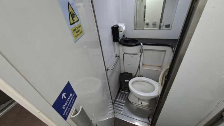 Ada Aturannya, Lho! Inilah Tips Saat Gunakan Toilet Kereta Api dengan Benar