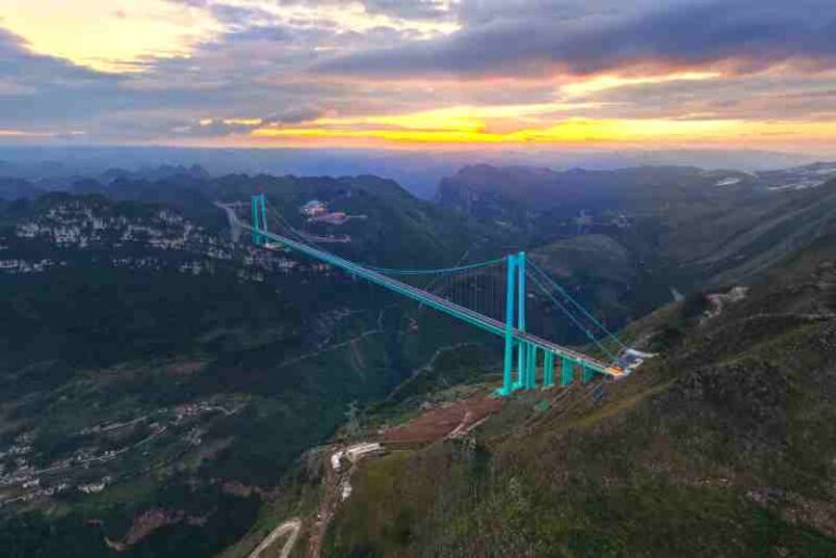 Hanya 2 Menit! Jembatan Tertinggi di Dunia Resmi Dibuka di Cina, Pangkas Waktu Tempuh 2 Jam