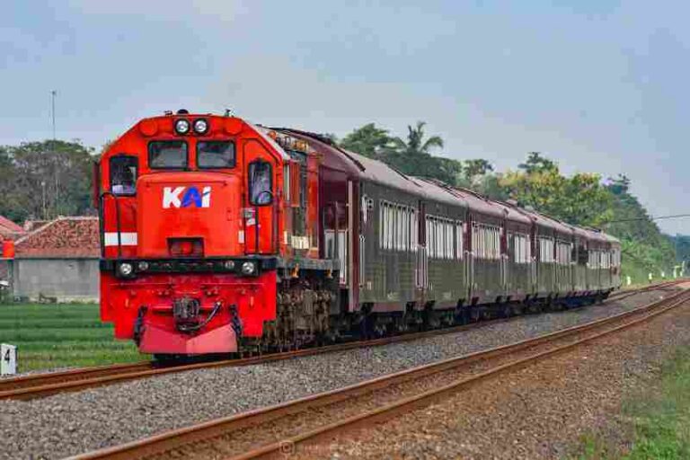 Warga Cianjur Antusias dengan Kehadiran Kereta Api yang Terhubung Langsung ke Jakarta