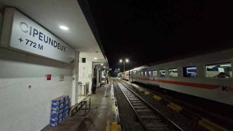 Jajan di Stasiun Cipeundeuy Kini Tak Perlu Repot Keluar Stasiun