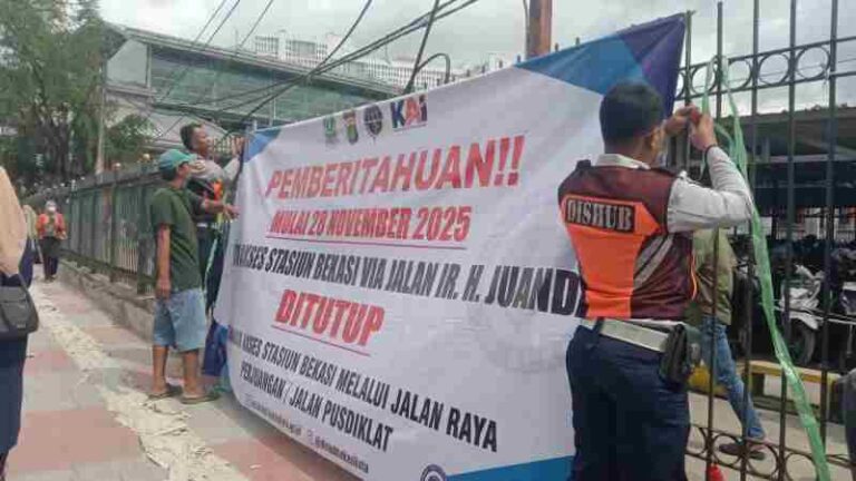 Ternyata Ini Alasan Spanduk Himbauan Penutupan Pintu Masuk Selatan Stasiun Bekasi Dicopot