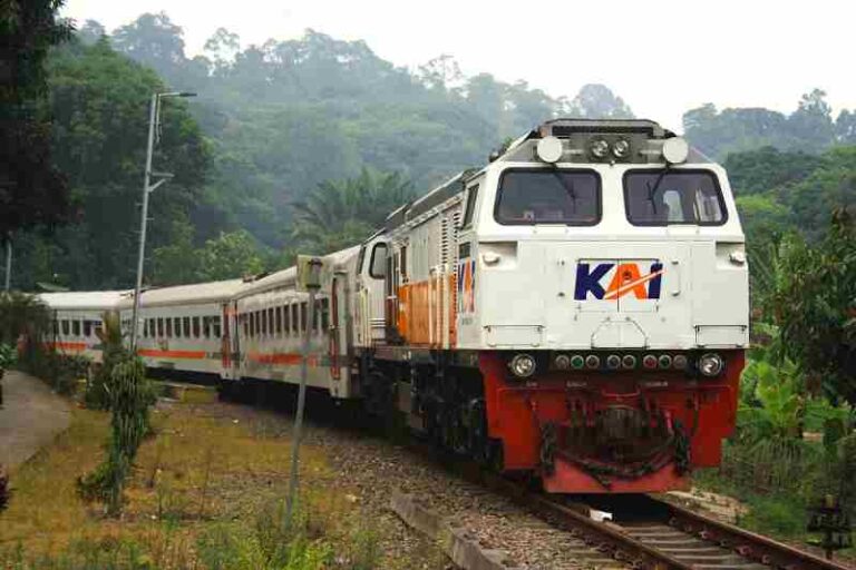 Naik Kereta Api Cuma Rp3.000, Sudah Bisa Menikmati Pemandangan Eksotik nan Bersejarah