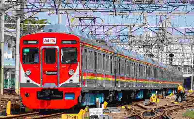 Pecinta Kereta Api Abadikan Momen Kirim Rangkaian KRL ‘Legend’ rute Depok – Jakarta Kota