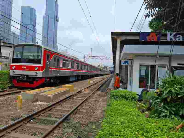 Mulai Desember Penumpang Naik KRL ke Stasiun BNI City Bisa Lewat Stasiun Karet