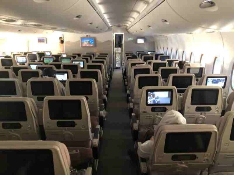 Pramugari Tolak Beri Upgrade Gratis, Penumpang Emirates Ini Justru Nikmati Penerbangan 14 Jam Sendirian