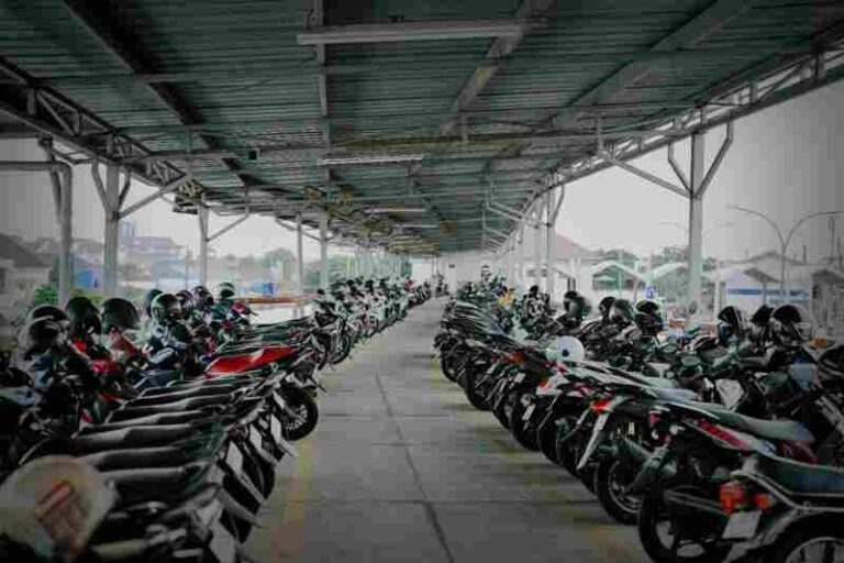 Dukung Operasional Kereta Petani, KAI Services Bangun Triple Decker Parkir Motor di Stasiun Rangkasbitung