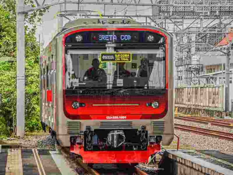 Yang Ditunggu-tunggu, Akhirnya KRL Buatan INKA Resmi Angkut Penumpang Hari Ini