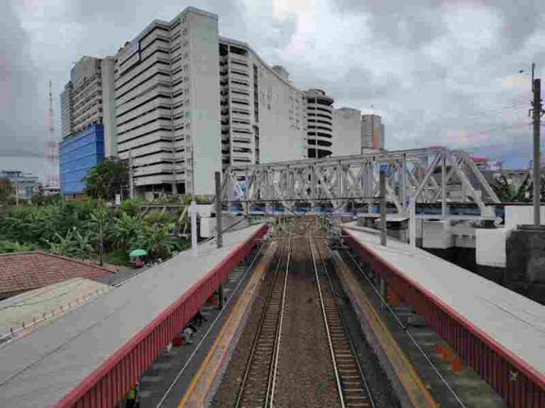 Stasiun Kampung Bandan Masih Minim Kenyamanan dan Keselamatan Penumpang KRL, Gak Percaya?