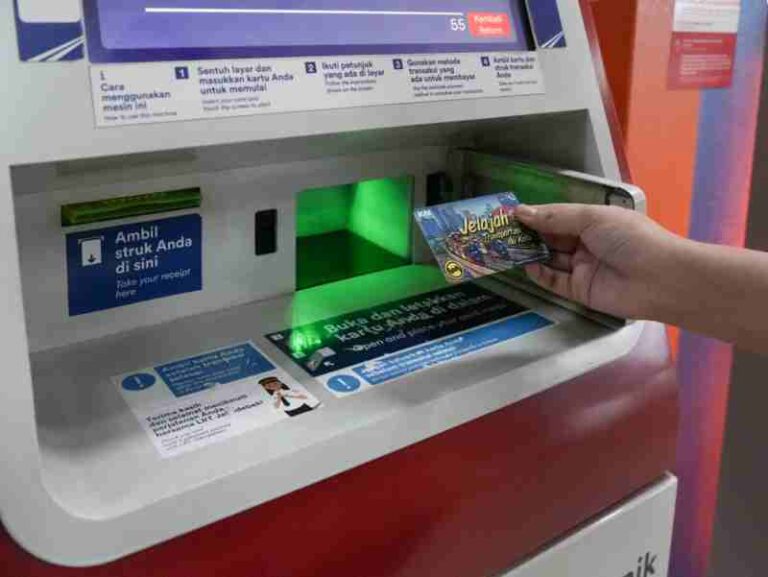 PT KAI Hadirkan Vending Machine, Naik LRT Jabodebek Pakai KMT Kini Makin Mudah