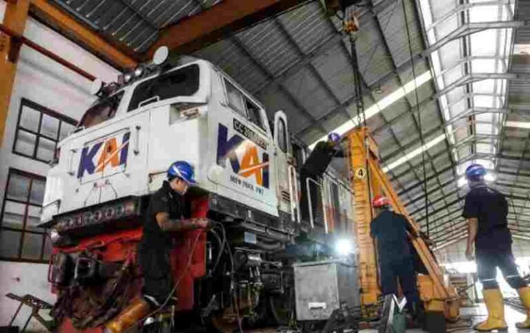 Libur Nataru, KAI Siap Melayani Penumpang dengan Penuh Semangat