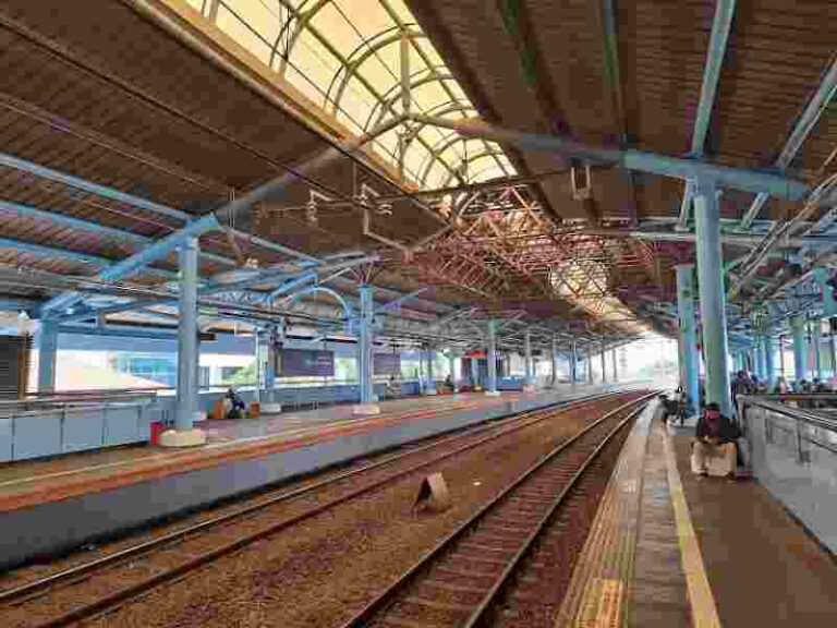 Tak Sekadar Warna, Stasiun Layang di ‘Red Line’ Ini Memiliki Makna Unik Tersendiri