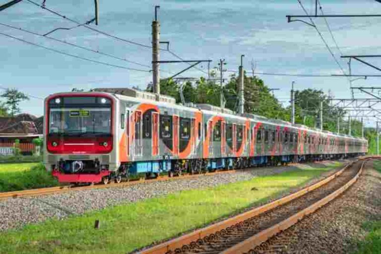 Pintu KRL Baru Buatan INKA Gangguan, KAI Beri Penjelasan Resmi