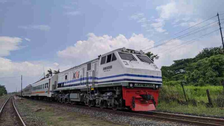 Kereta Lokal jadi Primadona Masyarakat Mengisi Waktu Liburan Seharian