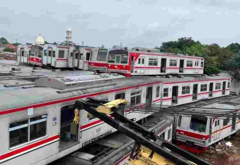 Spot Foto Unik di Depok: Menikmati Pemandangan Tumpukan Kereta Legendaris di Depo KRL
