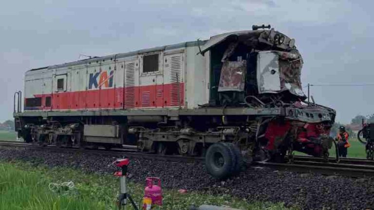 Lokomotif Ringsek, Tabrakan KA Menoreh vs Truk Tangki Terasa Mencekam Bagi Warga Sekitar