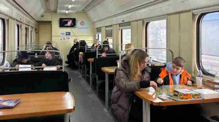 Lawan Musim Dingin Tanpa Listrik: Ukraina Sulap Gerbong Kereta Jadi Posko Hangat Bagi Warga Kyiv