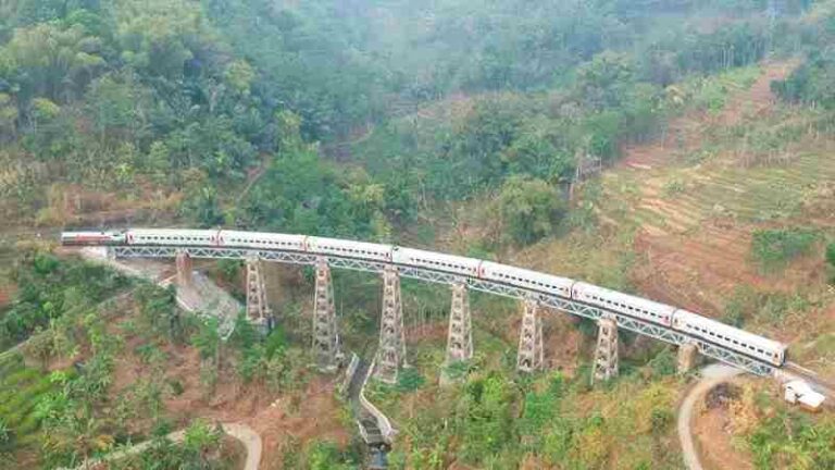 Tak Cuma Bersejarah, Jalur Kereta Api Ini Menyajikan Keindahan yang Patut Dicoba