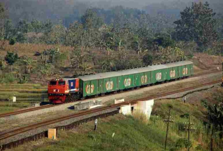 Mengulik Fakta Unik Kereta Parcel Percepat Distribusi Barang