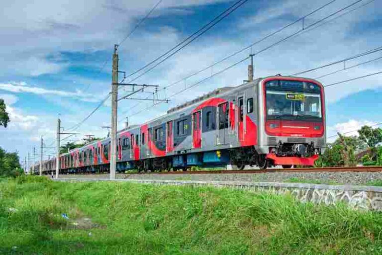 KCI Targetkan 12 Rangkaian KRL Baru Buatan INKA Tiba di Jakarta Juni 2026