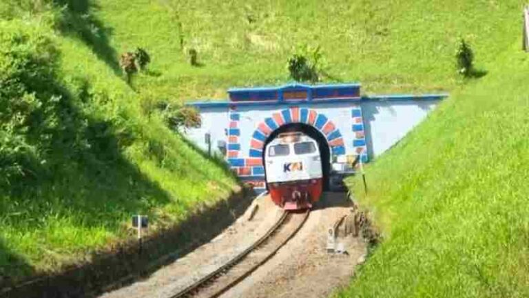 Incaran Spot Foto Kereta Api, Terowongan Sasaksaat Menjadi Destinasi Terfavorit Para Railfans