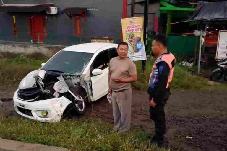 Nekat Terobos Palang Pintu, Mobil Tertemper KA Semen di Cilacap: KAI Beri Peringatan Tegas