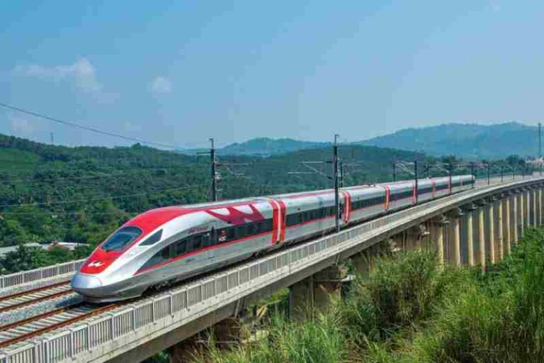Tiket Tidak Langsung Hangus saat Ketinggalan Kereta Cepat, Jika Penumpang Bisa Lakukan Ini