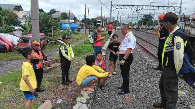 Bahaya Bermain di Jalur Kereta Api, KAI Selalu Aktif Melakukan Sosialisasi Terhadap Masyarakat