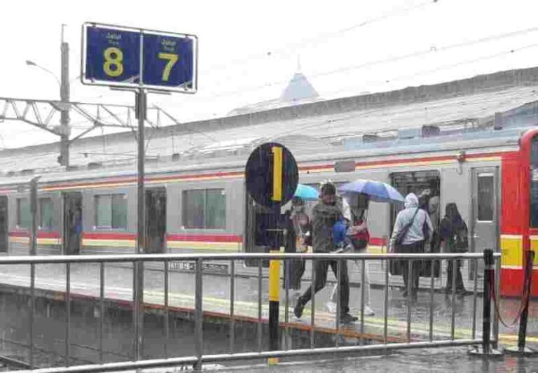 Naik Kereta Api Biar Gak Ketinggalan saat Cuaca Hujan? Simak Tips Berikut Ini