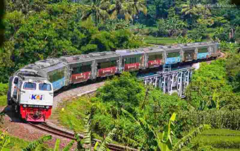 Jelajah Jalur Kereta Api dengan Panorama yang Gak Ngebosenin, Ini Daftarnya