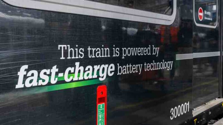Sejarah Baru Perkeretaapian Inggris: Kereta Berbasis Baterai Murni Resmi Beroperasi di London