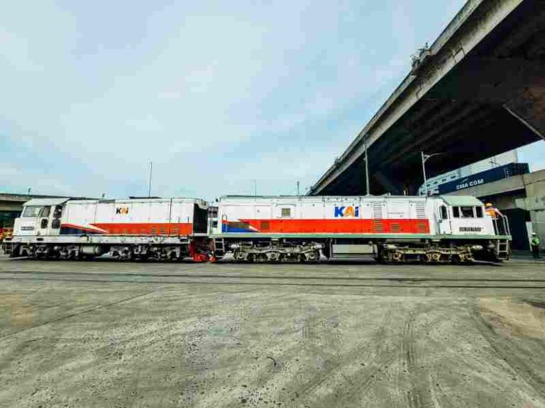 8 Unit Lokomotif Datang dari Medan, Railfans Geruduk Pelabuhan Tanjung Priok dan Stasiun Jatinegara