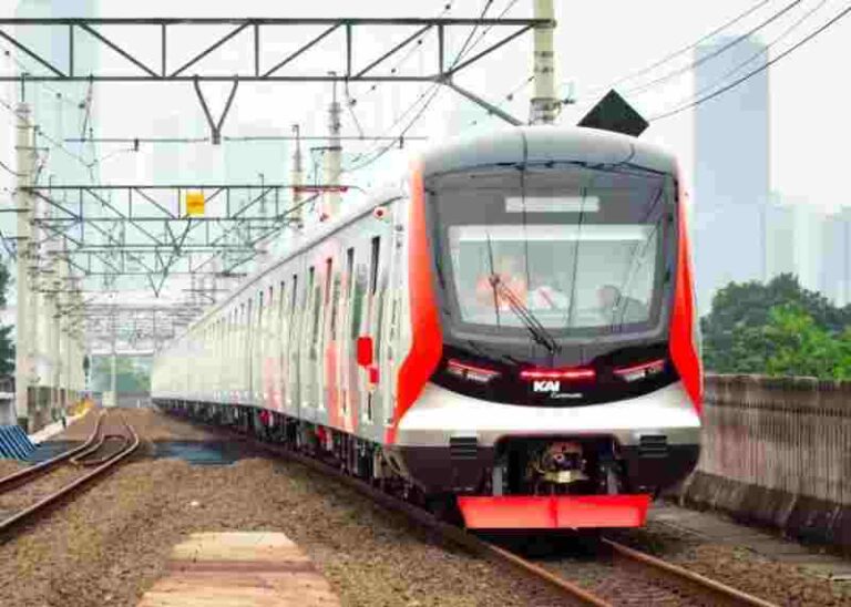Berusia Lebih dari 30 Tahun, Intip Rahasia KRL Tetap Jadi Tulang Punggung Transportasi Publik
