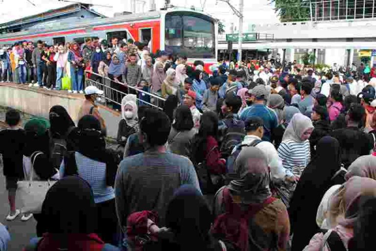 Libur Lebaran Telah Usai, Aktivitas Kembali di Mulai, Lonjakan Penumpang Terlihat Ramai