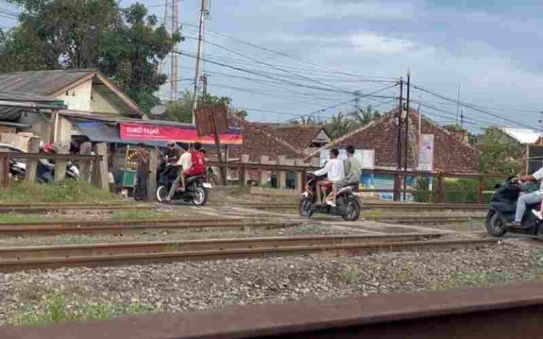 Sempat Ditutup, Perlintasan Sebidang Stasiun Purwakarta Dibuka Lagi Berharap Dibuat Palang Resmi