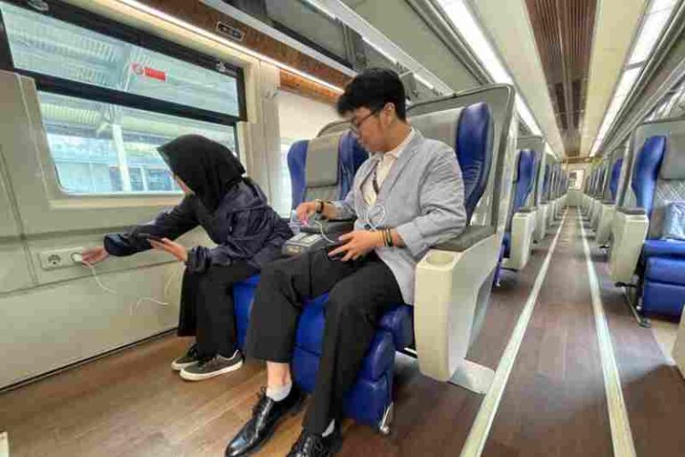 Awas Konslet! Cuma Alat Ini yang Boleh Dicolok ke Stopkontak Kereta