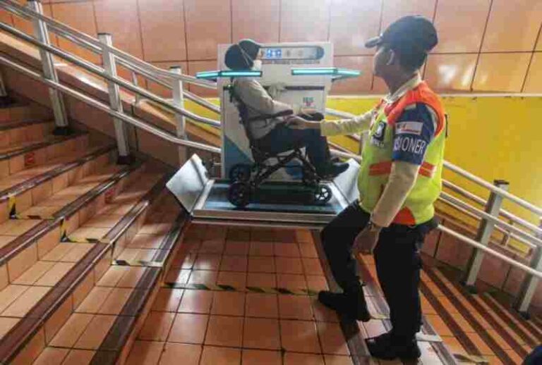 Gebrakan Baru KAI! Lift Tangga akan Jadi Fasilitas yang Bermanfaat Bagi Penumpang Kaum Difabel