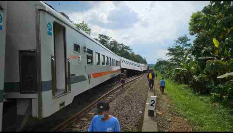 KAI Mohon Maaf Imbas dari KA Bangunkarta Anjlok, Sejumlah Perjalanan Kereta Api Dialihkan Hingga Dibatalkan