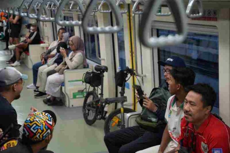 Cuma Rp5.000 Bebas Macet! Libur Long Weekend Makin Sat-set dengan LRT Jabodebek