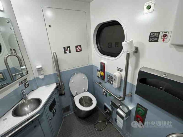 Geger! Penumpang Nekat Mandi di Atas Kereta Api, Gerbong Tergenang Air dan Pelaku Terancam Denda Besar