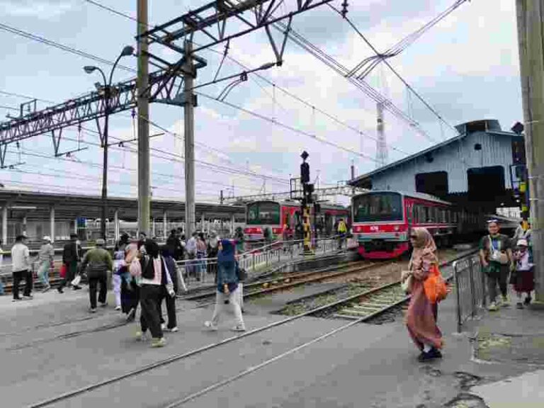Revitalisasi Peron Stasiun Bogor Ditargetkan Rampung Juli 2026, Penumpang KRL Harap Bersabar