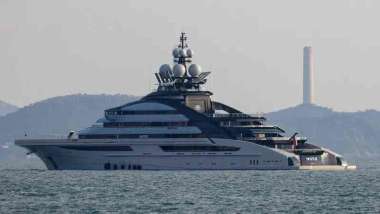Mewah dan Berani, Superyacht Rusia Senilai Rp8 Triliun Tembus Blokade Selat Hormuz