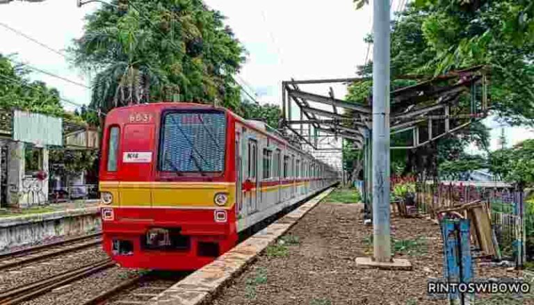 Tak Terurus! Stasiun Mampang Makin Terlihat Kumuh dan Terlupakan