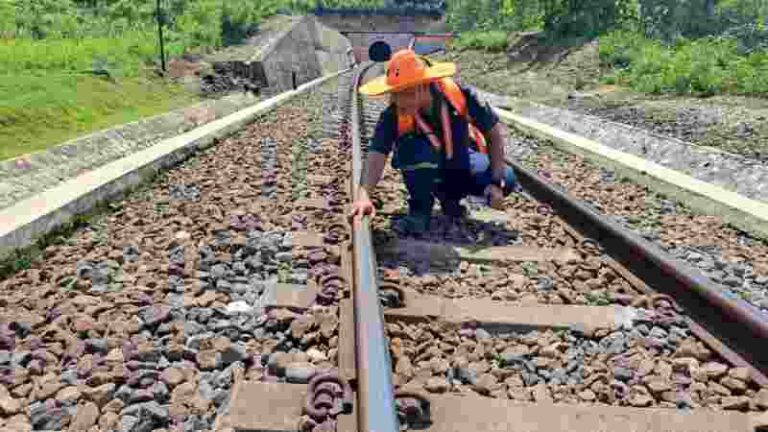 Berjalan Kaki Hingga Belasan Kilometer, Inilah Fakta yang Dilakukan Petugas Pemeriksa Jalan Rel