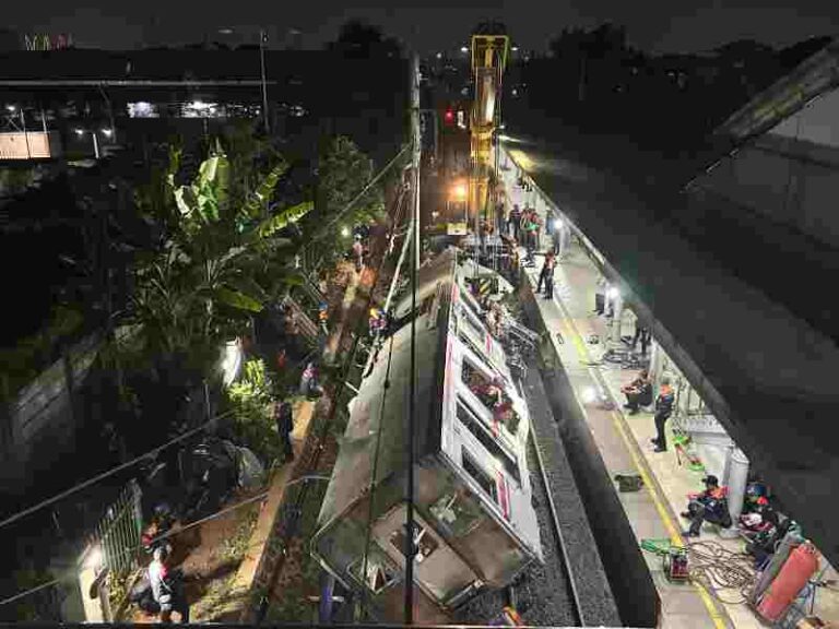Evakuasi Berlangsung Dua Malam, Perjalanan KRL Bekasi – Cikarang Ditargetkan Normal Siang Hari