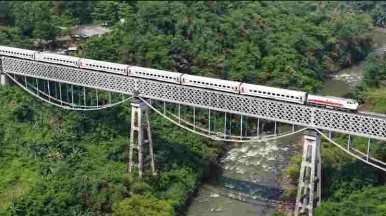 Seperti Tak Termakan Zaman, Jembatan Cirahong Tetap Kokoh Berdiri Sejak Tahun 1893