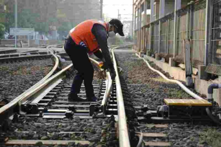 Bukan Sekadar Teknis, Inilah Dedikasi Pemeriksa Jalan Rel dalam Menjaga Tiap Jengkal Keselamatan Kereta Api